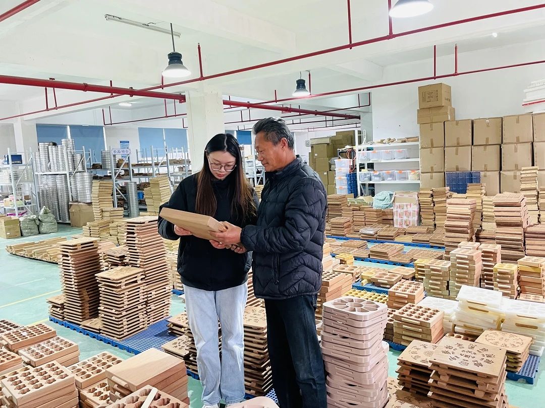 新農領頭人單依俐:大膽嘗試,在傳統尺糕中融入現代元素,推出造型獨特的玫瑰花狀尺糕,賦予其更加豐富的顏色(圖1) 微信圖片_20250420070844.jpg