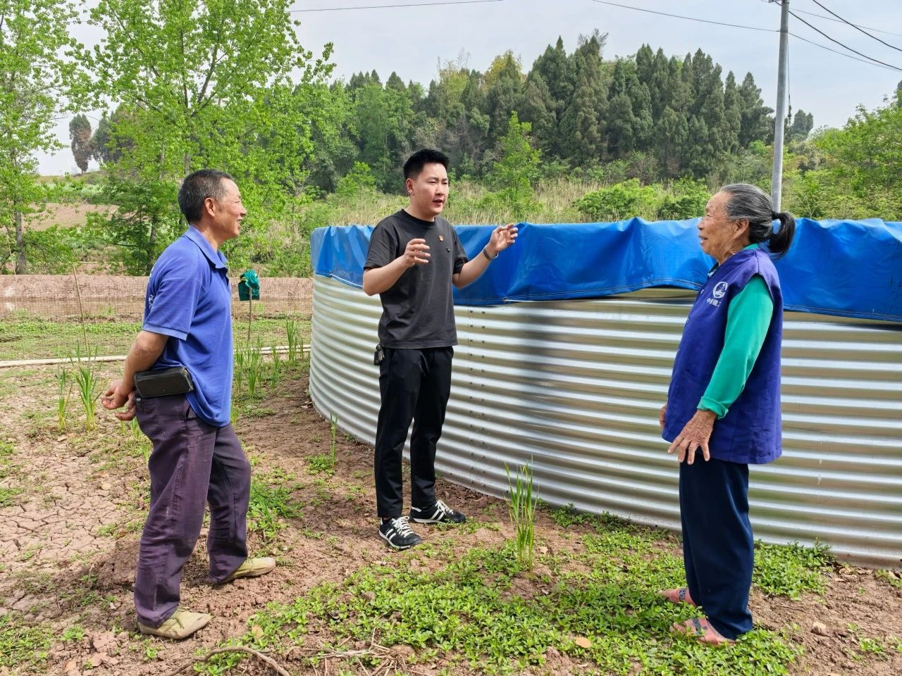 新農領頭人曾燿鋒:流轉4.78畝土地嘗試稻漁生態立體種養循環模式,實現了“一水三用、一田多收”的高效農業生產方式(圖1) 微信圖片_20250425075614.jpg