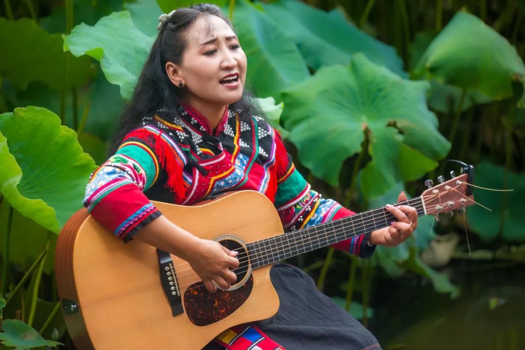 新農領頭人李娜倮:帶領102戶村民采用了“公司+農戶”的發展模式,大力發展鄉村旅游,為老達保村開辟了一條脫貧致富的新道路(圖1) 微信圖片_20250519074904.jpg